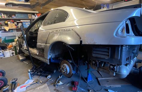 Detailní fotografie rezavějících prahů automobilu.