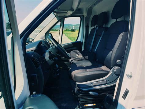 Interiér kabiny Citroën Jumper s modernizovaným volantem a palubní deskou