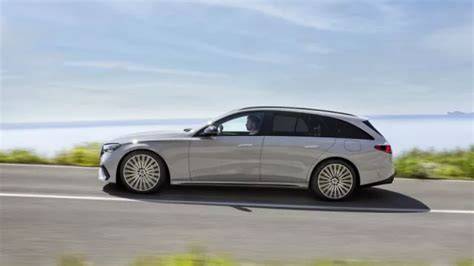 Obrázek ukazuje luxusní třídu E a AMG verzi pro inspiraci designu