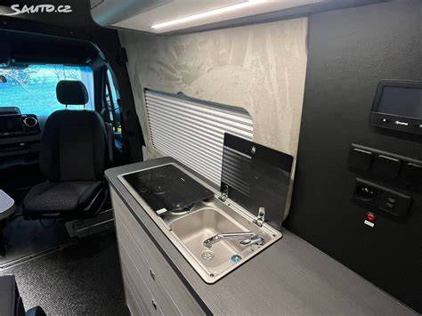Infografika: Základní schéma obytné vestavby Mercedes Sprinter