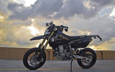 Infografika: hlavní části Suzuki DRZ 400 SM a jejich údržba