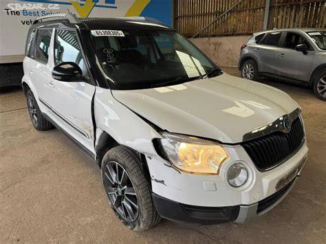 Plastové díly Škoda Yeti na regálech vrakoviště