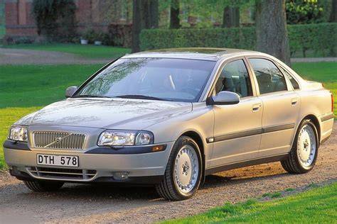 Schéma montáže loketní opěrky do středové konzoly Volvo S80 2001