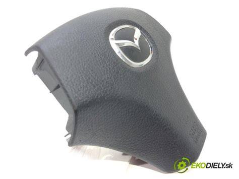 Interiér Mazda 6: detail volantu, displeje a sedadel