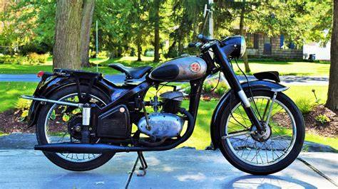 Obrázek historických modelů Suzuki Colleda a jejich designových inspirací