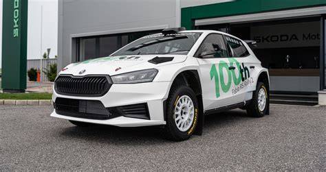 Fotokoláž: ŠKODA FABIA Rally2 evo, zázemí ŠKODA Motorsport a zážitková spolujízda