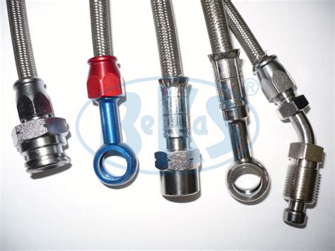 Detailní pohled na konektor brzdové hadice s vyznačenými závity