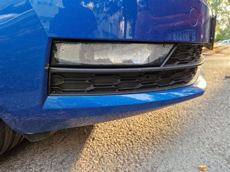 detail předních světlometů Mazdy3 Sedan s aktivovaným ukazatelem směru