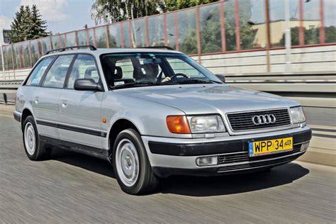Infografika s rozvržením rozvodů a variant motorů Audi 100 C4