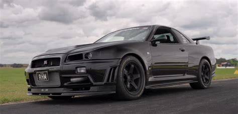 Ilustrační obrázek Nissan Skyline GT-R R34 v černé barvě s tuningem