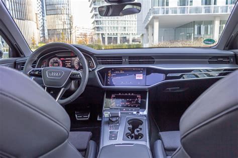 Interiér Audi A6 Avant s digitálním kokpitem a dvojicí displejů