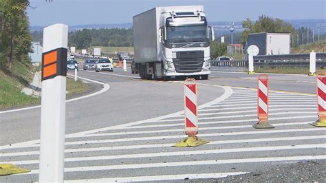 Vizualizace bezpečnostních senzorů a kamer monitorujících silnici a upozorňujících na překážky