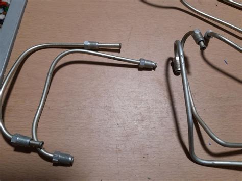 Detailní fotografie brzdové trubky s vyznačenými závity a délkou