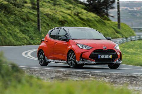 Infografika: Rozměry a proporce Toyoty Yaris čtvrté generace