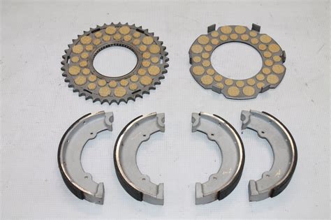 Ilustrace sady příslušenství brzdového obložení