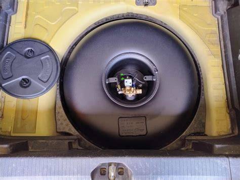 Obrázek ukazující typy LPG nádrží a instalace do vozu Opel