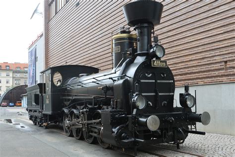 Detailní záběr na technické prvky lokomotivy 26 3450.