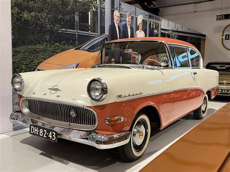 Fotografie Opel Olympia Rekord P1 z roku 1957 - panoramatické okno a elegantní linie