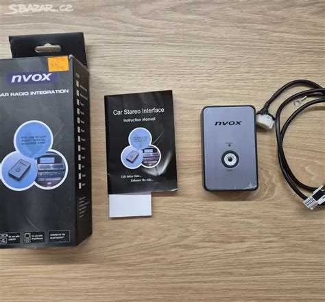 Diagram znázorňující připojení USB, AUX a Bluetooth k autorádiu Volvo