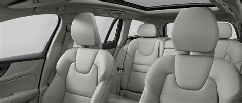 pohled na luxusní interiér vozu Volvo V60 s koženými sedadly a moderní palubní deskou