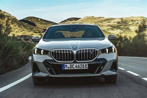 Infografika: Srovnání verzí BMW řady 5 s motorem 530d (E61/E60) a jejich výbava