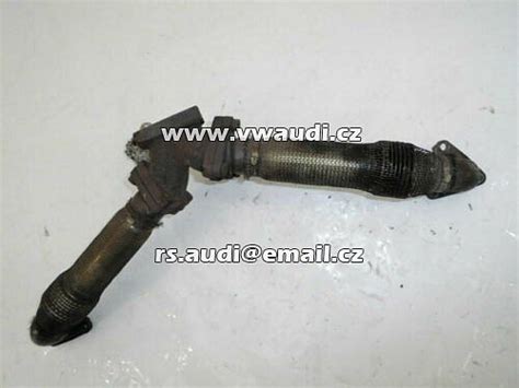 Detail výfukového potrubí s označením středního tlumiče