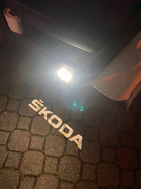 Bílé LED projektorové loga pro dveře Škoda - schéma rozmístění a aktivace