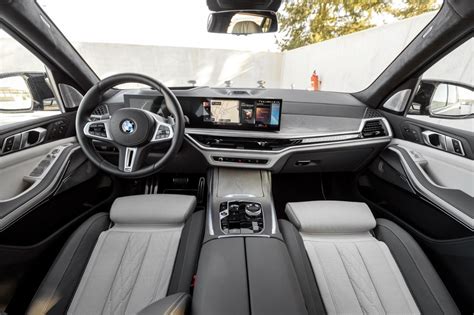 Interiér BMW X7 s velkým displejem a luxusními materiály