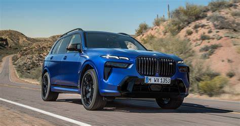 BMW X7 v terénu a na dálnici - vizualizace jízdních výkonů