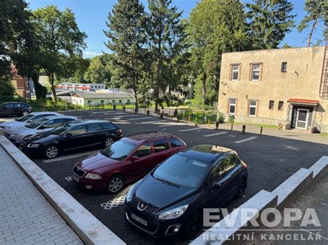 Infografika zobrazující kroky pro rezervaci parkovacího místa pomocí aplikace.