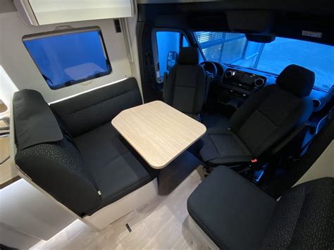 Ilustrativní foto: interiér a exteriér upraveného Mercedesu pro Hymer Tramp S