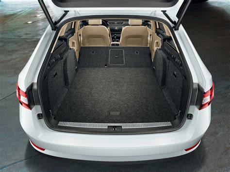 Škoda Superb Combi interiér a zavazadlový prostor