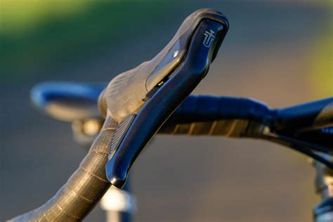 Detailní pohled na tvarování levé páky microSHIFT SWORD BLACK