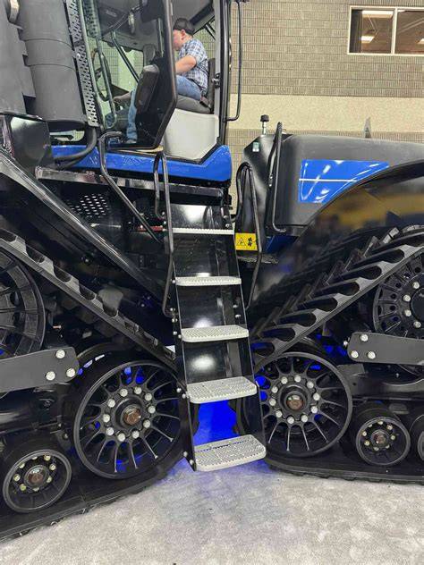 Obrázek: New Holland SmartTrax - systém pásových podvozků a otáčecí schody