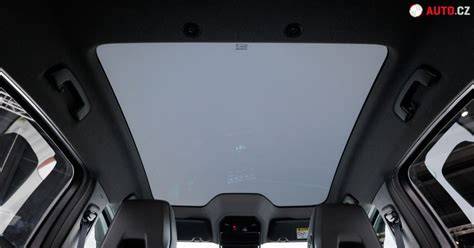 Panoramatická střecha pokrývá celé auto a zajišťuje prosvětlený interiér