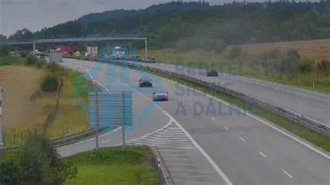 Peugeot 207 pohled z boku na dálnici