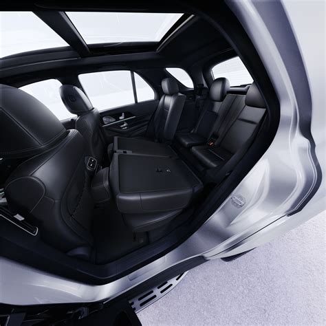 Interiér vozu Mercedes-Benz GLE s dvojicí displejů