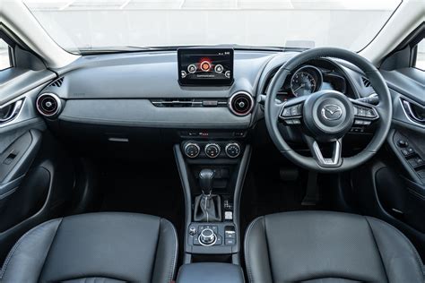 Detail interiéru Mazdy 2 s odkládacími prostory