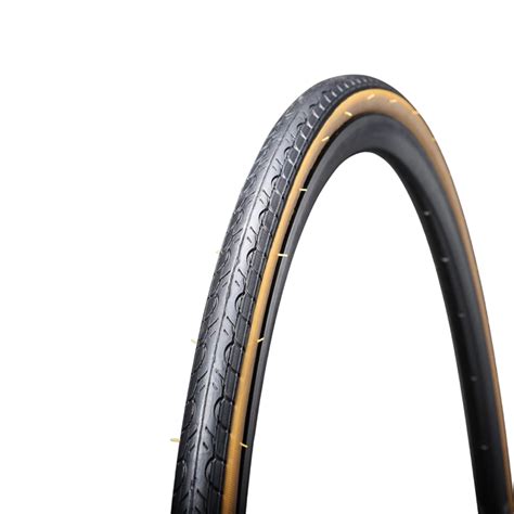 Detail silniční pneumatiky s označením 700x25C