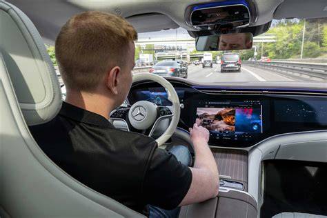 Infografika: Přehled hlavních asistenčních systémů Mercedes-Benz a Drive Pilot
