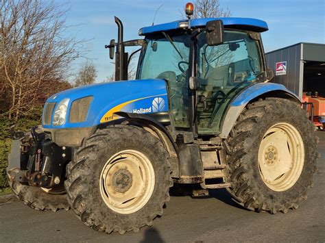 ilustrační foto traktoru New Holland TS115 v pracovním nasazení