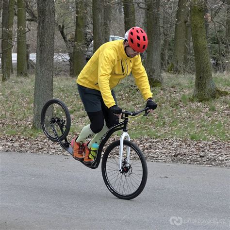 Schéma znázorňující přesun těžiště při brzdění na kole.