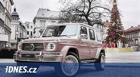 Růžový Mercedes A 200 z profilu