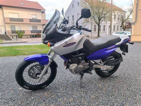 Foto: Suzuki XF 650 s laděnou koncovkou G.P.R. na bočním stojanu