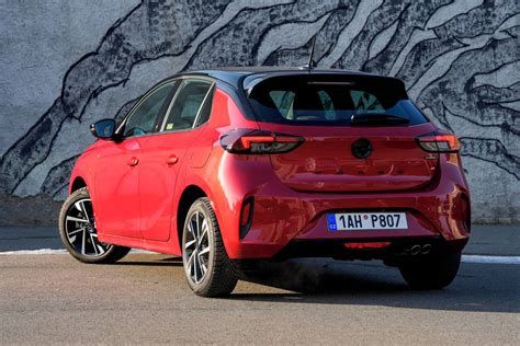 Obrázek srovnání délky Opel Corsa a vybraných rivalů ve třídě Malé auto