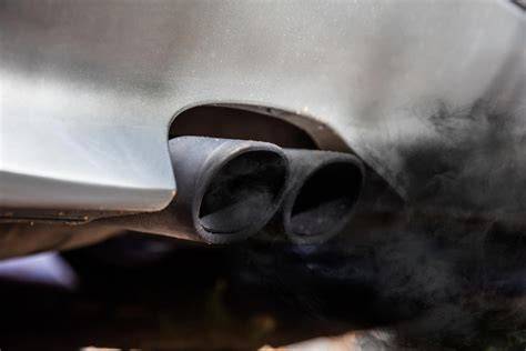 Infografika: Co znamená kouř z výfuku u dieselu a jaké závady to signalizuje