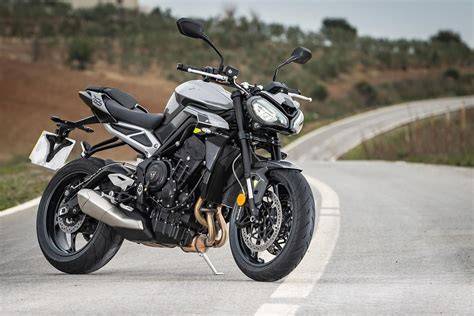 Obrázková kompozice: Triumf Street Triple 675 R - klasický kulatý světlomet a výfuky pod sedlem
