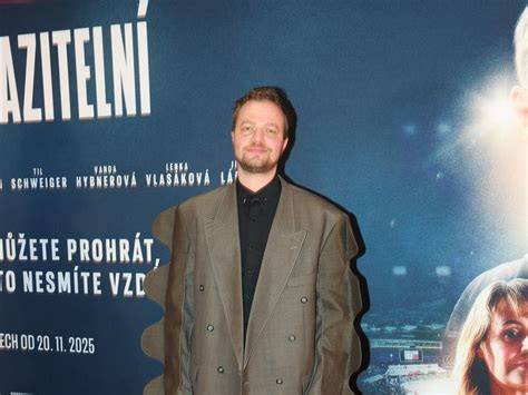 Obrazovka filmu Podezření: hlavní postavy a napětí