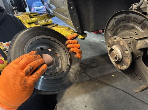 Porovnání velikosti a konstrukce předních a zadních brzdových kotoučů