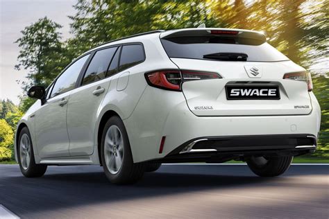 exteriér Suzuki Swace zepředu s LED světlomety